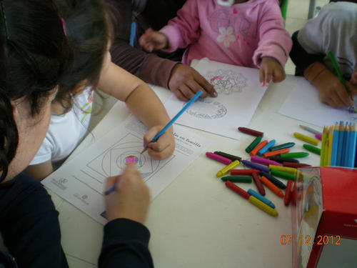 Poniendo color y amor al árbol